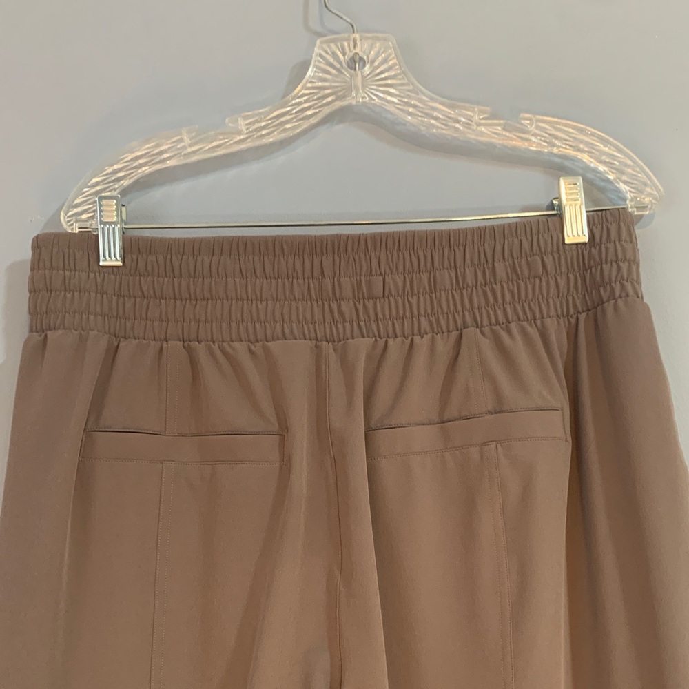 SPANX Woman’s Tan Cargo Pants Like New - Picture 7 of 9